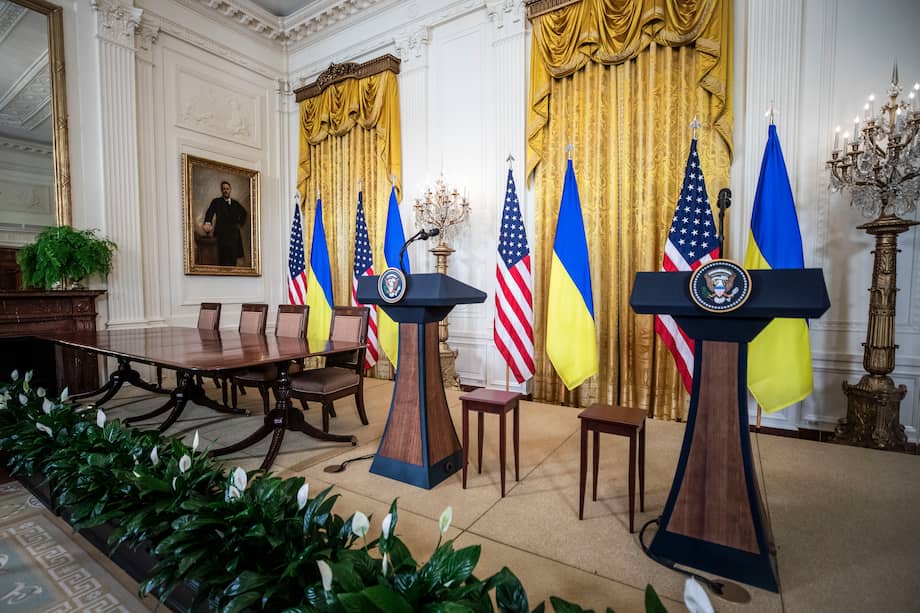 Los podios y una mesa que estaban preparados para una conferencia de prensa conjunta entre Trump y Zelenski.