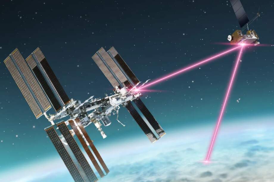 Representación gráfica de un láser de comunicaciones entre la Estación Espacial Internacional, la nave espacial de demostración del láser de comunicaciones y la Tierra.
