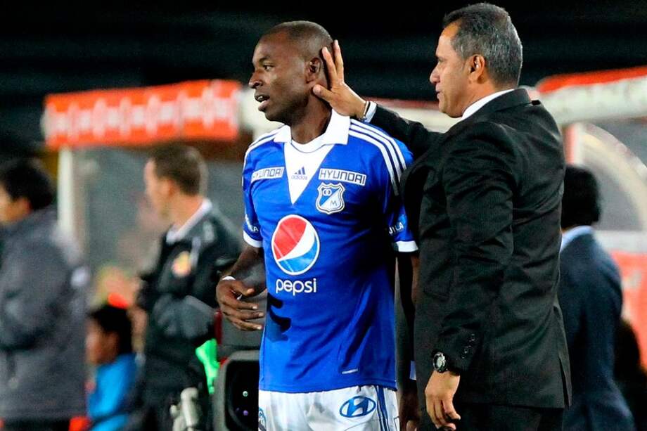 El jugador de Millonarios Wason Rentería, celebra su gol con su director técnico Hernán Torres, ante San José de Oruro. / EFE / LEONARDO MUÑOZ