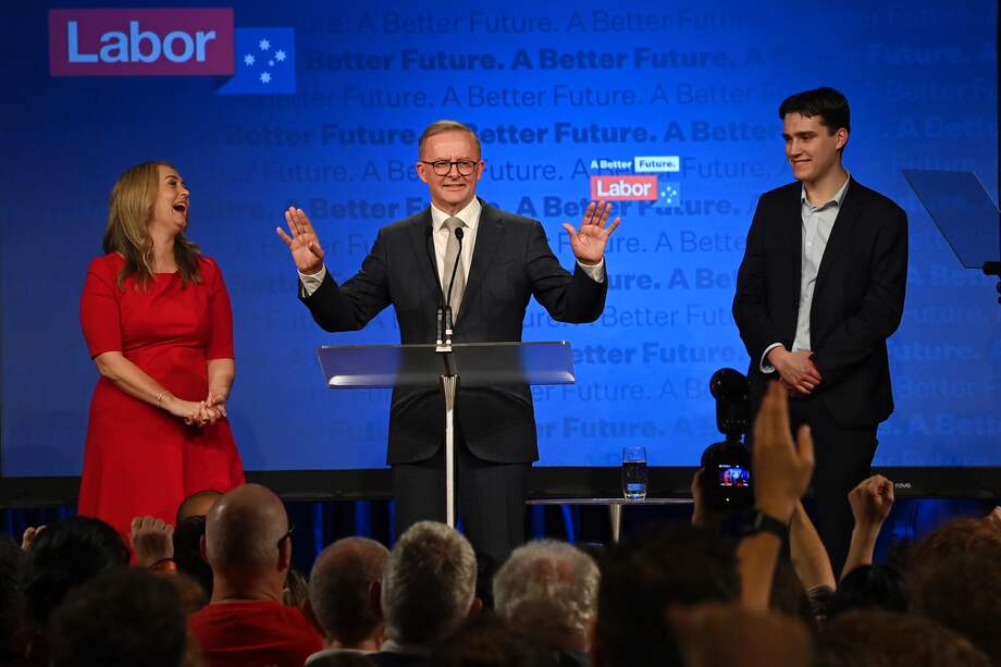 Anthony Albanese, junto a su pareja e hijo, durante la celebración de la victoria en las elecciones federales.