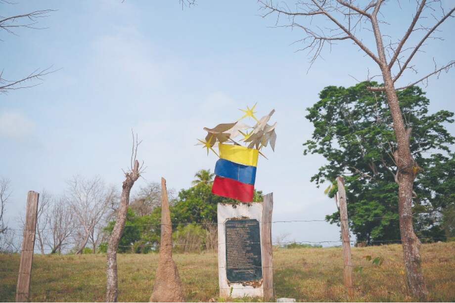 El monumento en honor a las víctimas de la masacre tiene una placa con los nombres de las 28 personas que fueron asesinadas ese 3 de abril. / Mauricio Alvarado-El Espectador
