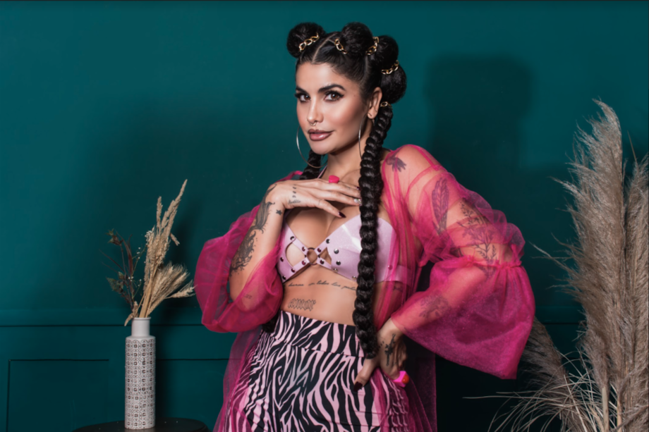 Este sencillo, además de contar con una letra bonita y dedicable, tiene un ritmo bailable y alegre.