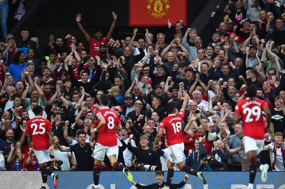 Casemiro celebra con sus compañeros y la hinchada de Manchester United el gol con el que abrieron la cuenta frente a Chelsea.