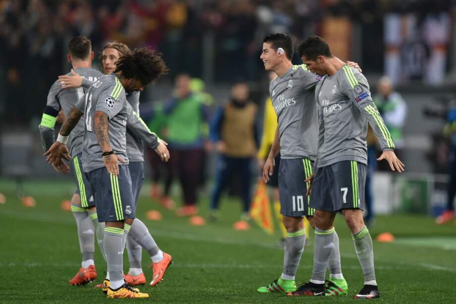 James Rodríguez abraza a Cristiano Ronaldo en la celebración del primer gol de Real Madrid ante Roma. / AFP