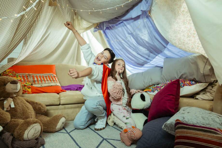 Juanse Laverde y Anabella Queen en el videoclip "Como niños". / Cortesía