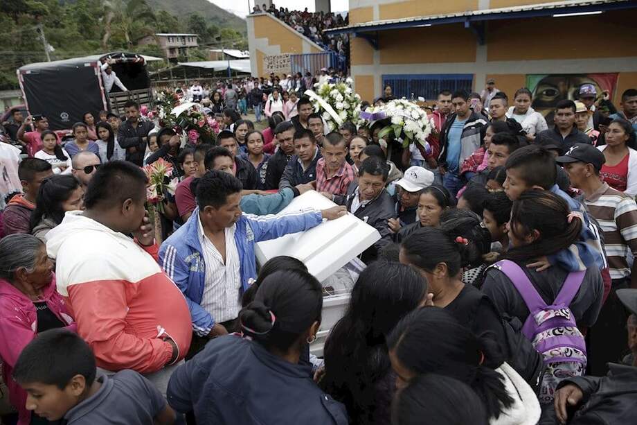 En la masacre del pasado martes fueron asesinados Cristina Bautista, autoridad de la comunidad Nasa, y los guardias José Gerardo Soto, James Wilfredo Soto, Eliodoro Uniscue y Asdruval Cayapu, todos miembros de la guardia indígena. / EFE
