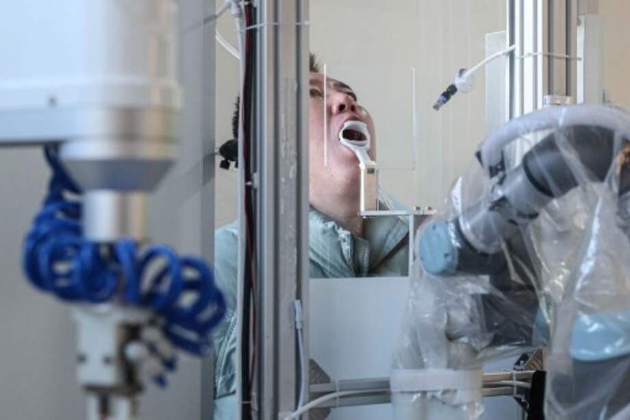 Esta semana se utilizó en China un robot controlado de forma remota para tomar muestras de Covid-19.