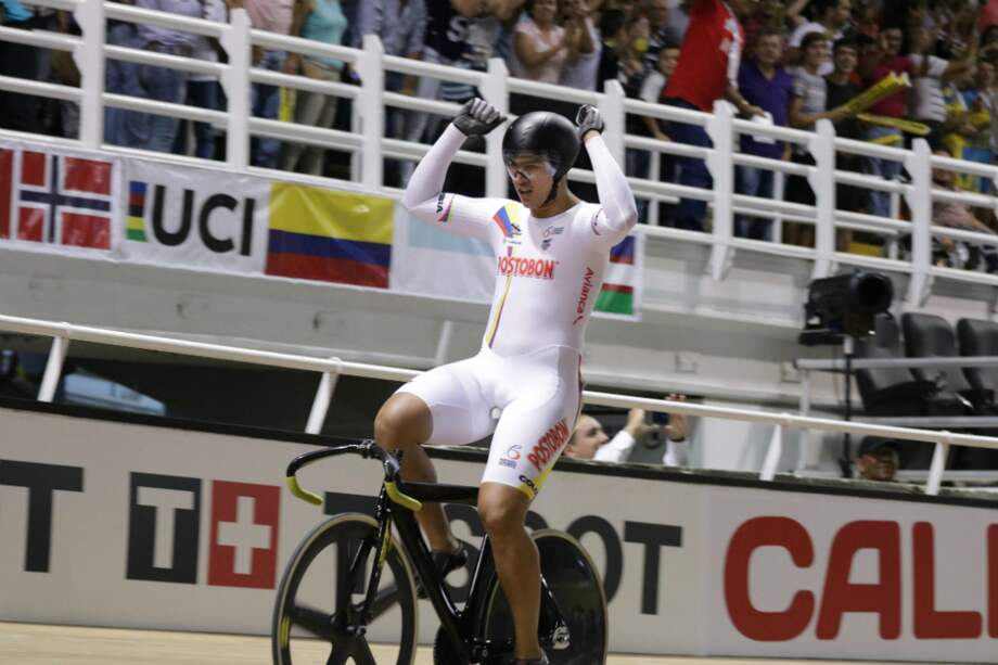 Fabián Puerta celebra tras ganar la prueba de Keirin este sábado en Cali. / Eder Garcés - Fedeciclismo.