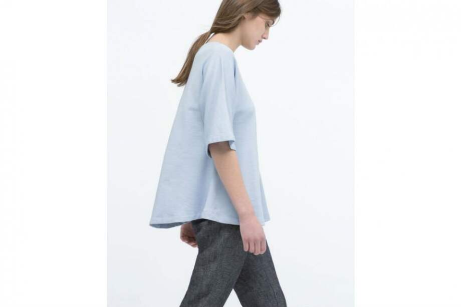 La bloguera Alicia Santiago escribió un pie de foto irónico para cada imagen. El de esta es: "Hola, llevo esta camiseta azul rollito hospital porque me van a hacer una ecografía en la puerta 5 y estoy un poco nerviosa y cabizbaja". / Blog Cuidatuimagen