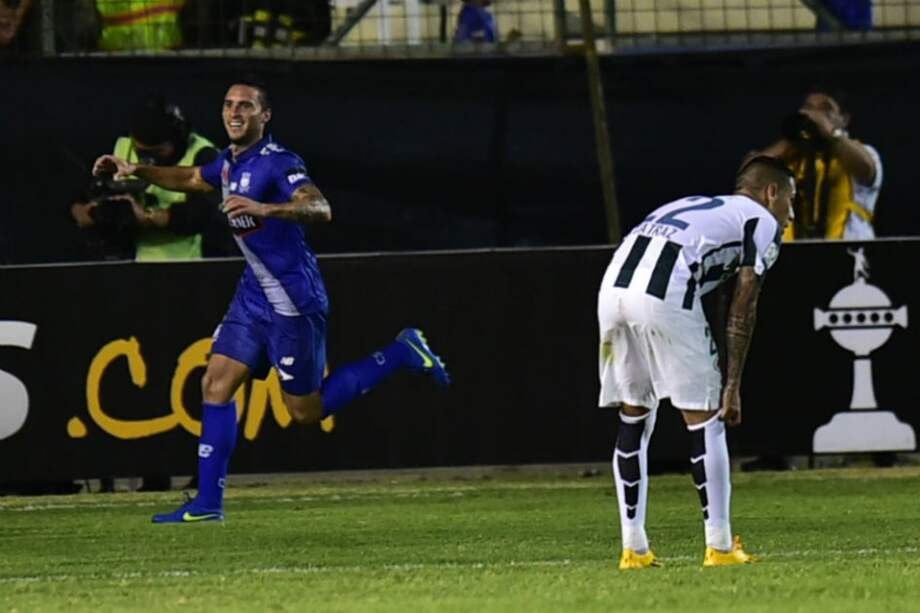 Emanuel Herrera celebra el primer gol de Emelec en el partido. Foto: AFP
