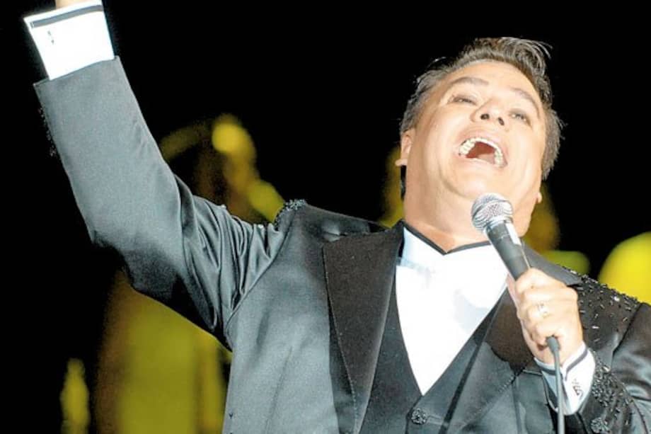 Hospitalizan al cantante Juan Gabriel