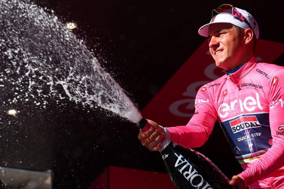 Remco Evenepoel con la camiseta rosa que lo señala como el líder del Giro de Italia.