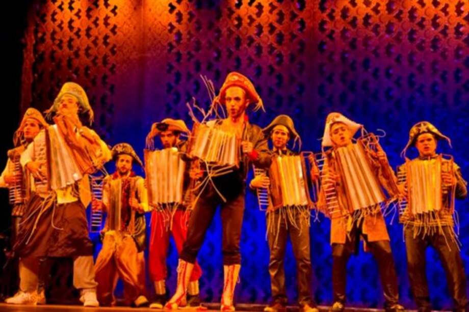 Diablos, animales y músicos bailan en Bogotá en inicio de fiesta de teatro