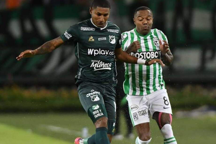 Juan Camilo Ángulo y Dorlán Pabón disputan una pelota.