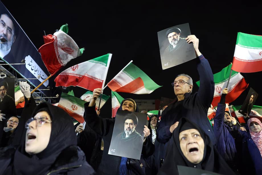 Un grupo de iraníes corea consignas, ondea banderas y exhibe carteles del nuevo líder supremo iraní, Mojtaba Jamenéi, durante una manifestación en apoyo a las Fuerzas Armadas en Teherán.