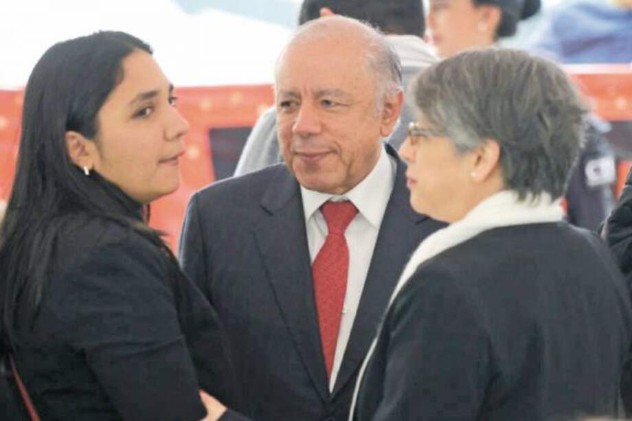 Alexandra Sandoval (izq.) durante la entrega de los restos de Cristina Guarín, entregados en septiembre de 2016. / Cristian Garavito