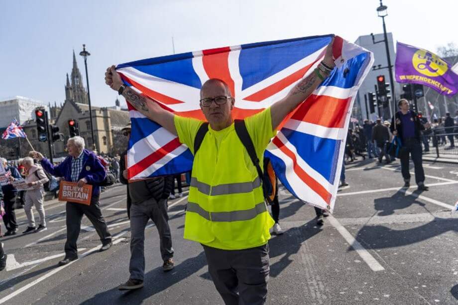 Manifestaciones al frente del Parlamento británico, luego del tercer rechazo al acuerdo de Theresa May para que el país abandone la UE. / AFP