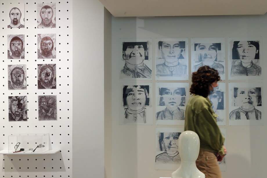 Una mujer observa la obra "Lecciones para un identikit alterno", de la muestra "Desde adentro", exhibida en el Museo del Objeto, en Ciudad de México.