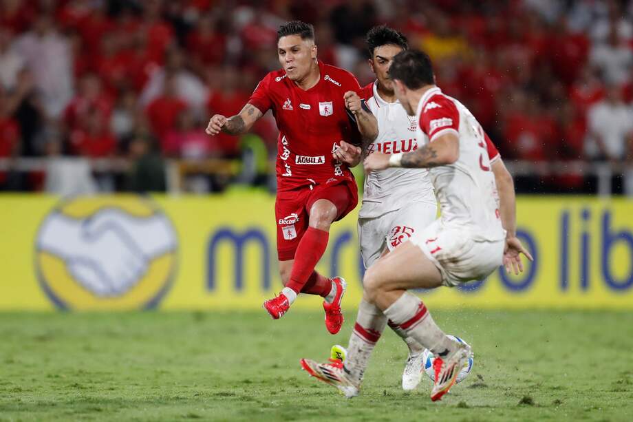Juan Fernando Quintero disputa un balón en el partido entre América y Huracán.