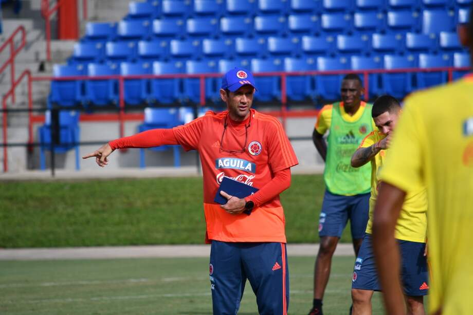 Arturo Reyes, técnico encargado de la selección colombiana de mayores, habla con los jugadores en uno de los entrenamientos en Fort Lauderdale. / FCF