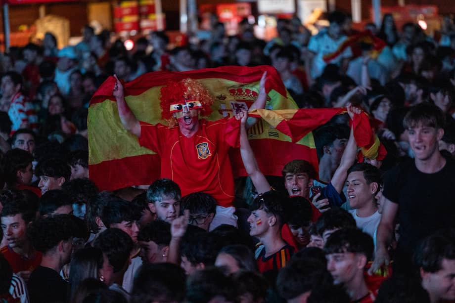 Aficionados españoles celebran la victoria en la plaza de toros de Toledo, al término del partido de semifinales del Mundial 2026 entre las selecciones de Francia y España este martes 14 de julio en Arlington, Dallas, Texas.