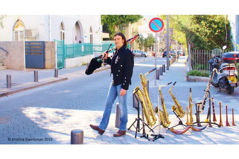 Amir Gwirtzman inició en 2009 su etapa como solista, difundiendo ritmos afines al jazz y a las fusiones, interpretados mayormente con la variedad de instrumentos de viento que ha dominado durante su carrera.