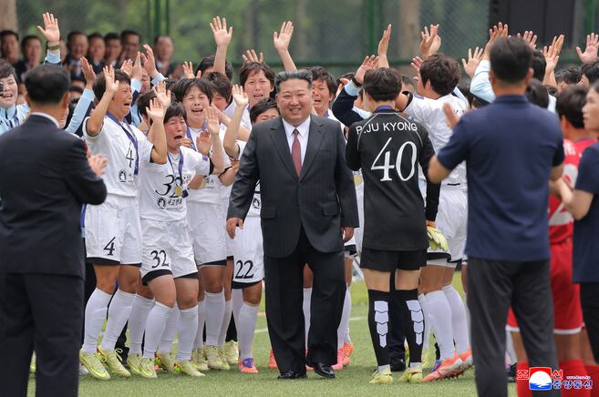 No contuvieron las lágrimas: así recibió Kim Jong-un a las campeonas de fútbol de Asia