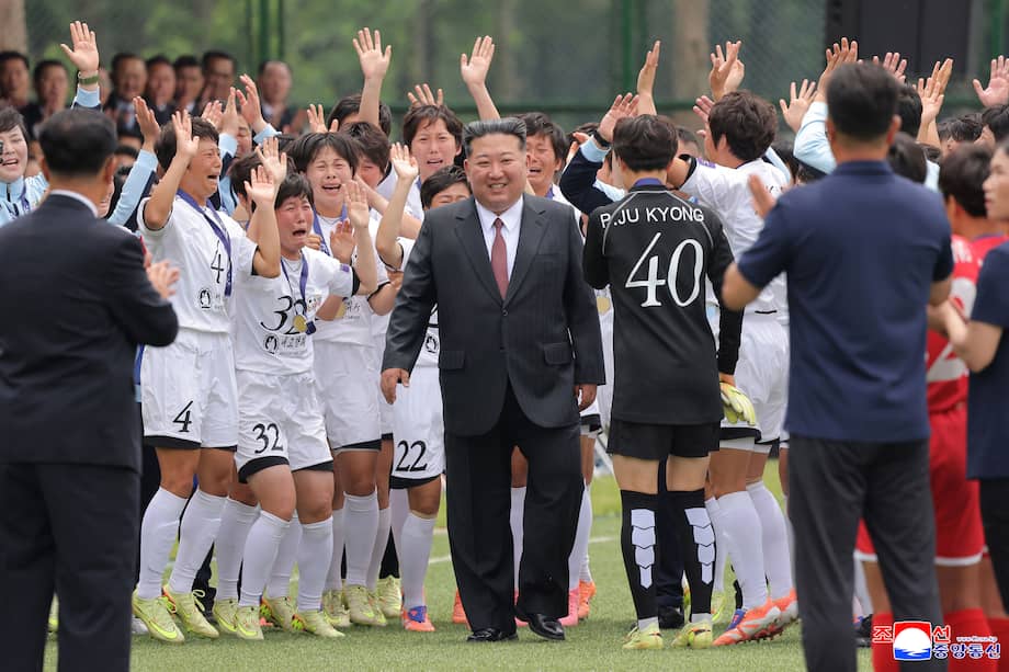 El líder norcoreano Kim Jong Un (C) felicitando a las jugadoras que ganaron la Copa Asiática Femenina Sub-17 de la AFC.