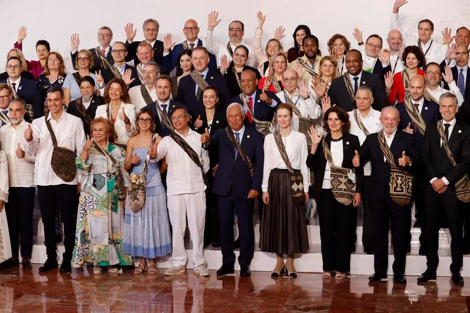 El presidente de Colombia, Gustavo Petro, acompañado de los asistentes a la ceremonia de apertura de la IV Cumbre CELAC-UE, celebrada en Santa Marta.