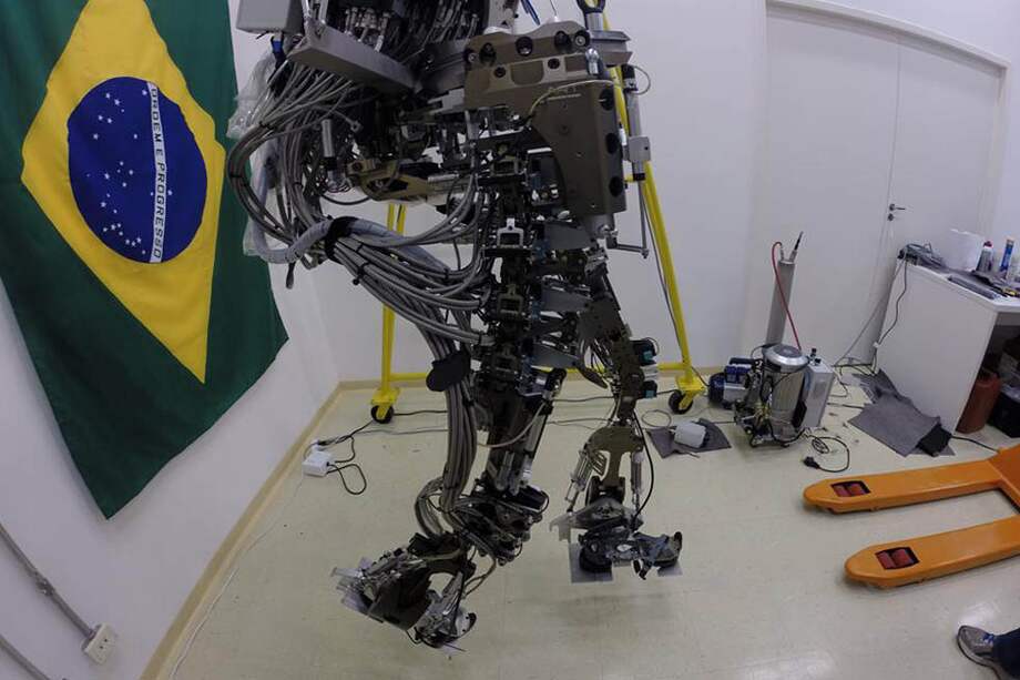 El exoesqueleto se acopla al cuerpo del paciente y convierte sus ondas cerebrales en órdenes para el robot. / Walk Again Proyect