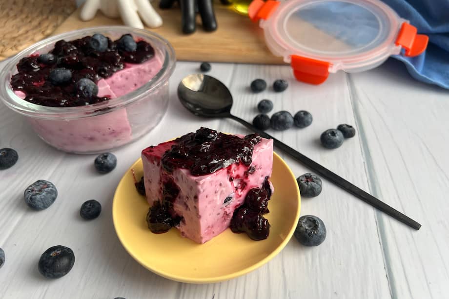 El ingrediente infaltable en esta gelatina de yogur con arándanos es el zumo de limón.