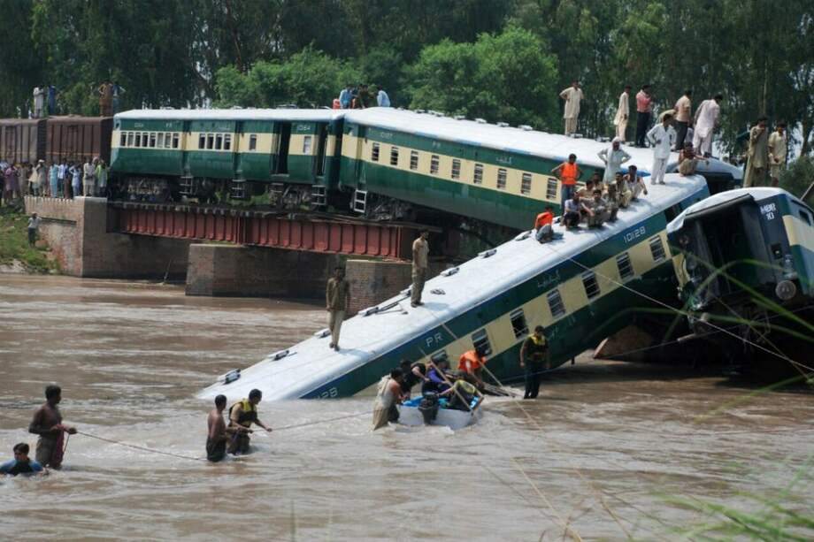 Al menos doce muertos al caer un tren militar a un río en Pakistán