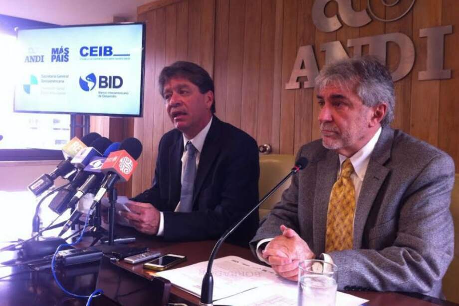 El presidente de la Andi, Bruce Mac Master y Rafael de la Cruz, representante del BID en Colombia.