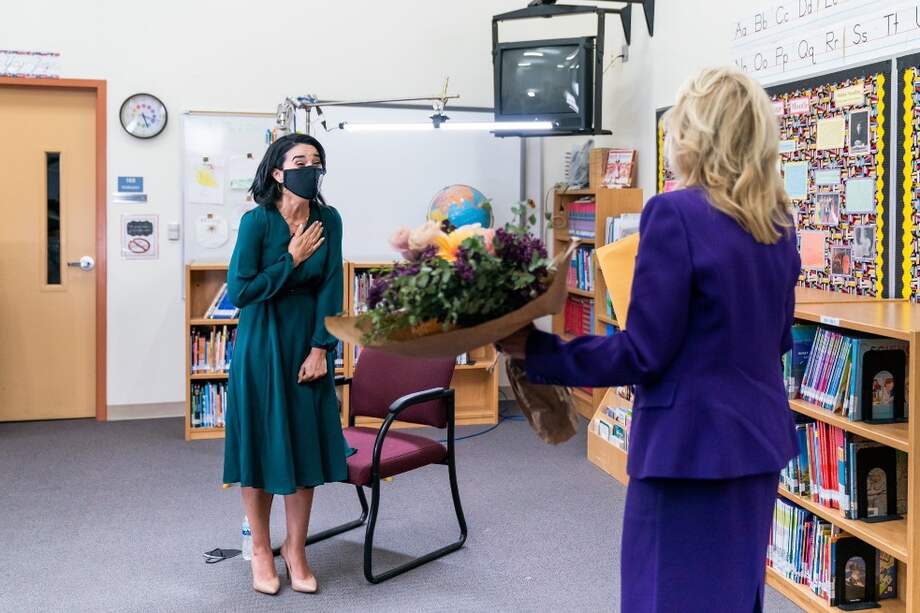 El 7 de abril Jill Biden, la primera dama de Estados Unidos le entregó el
reconocimiento a Juliana Urtubey como Maestra del Año de este país.