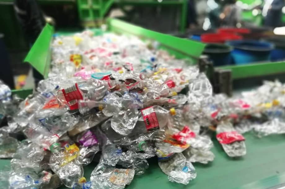 Ekored tiene una de sus tres bodegas en Bogotá. Allí separan las botellas y el plástico que recolectan recicladores. / Fotos y Gifs: María Mónica Monsalve