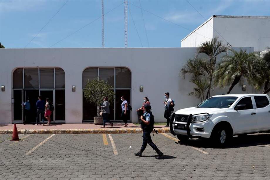 Patrullas de la policía ingresaron a las instalaciones del diario hacia el mediodía, donde se encontraba personal del rotativo, que el viernes dejó de circular de forma impresa pero anunció que mantendría sus plataformas digitales.