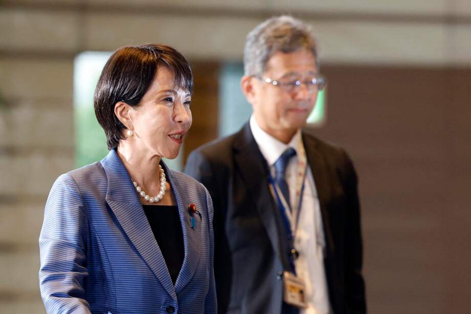 Sanae Takaichi sonríe al llegar a la residencia oficial del primer ministro tras ser elegida como la nueva jefa de Gobierno en Tokio, Japón.