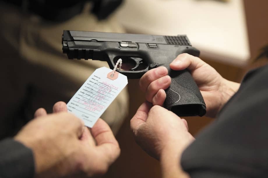 Este jueves, el ministro de defensa, Diego Molano, firmó el Decreto 1417 de 2021, de seis páginas, que regula el uso de armas traumáticas en Colombia. En el documento quedó estipulado la clasificación de estas, así como el permiso para su tenencia.