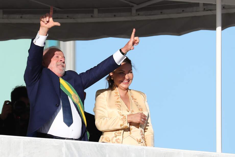 El nuevo presidente de Brasil, Luiz Inácio Lula da Silva (c), junto a la primera dama, Rosángela da Silva (i), durante su investidura, en Brasilia (Brasil).