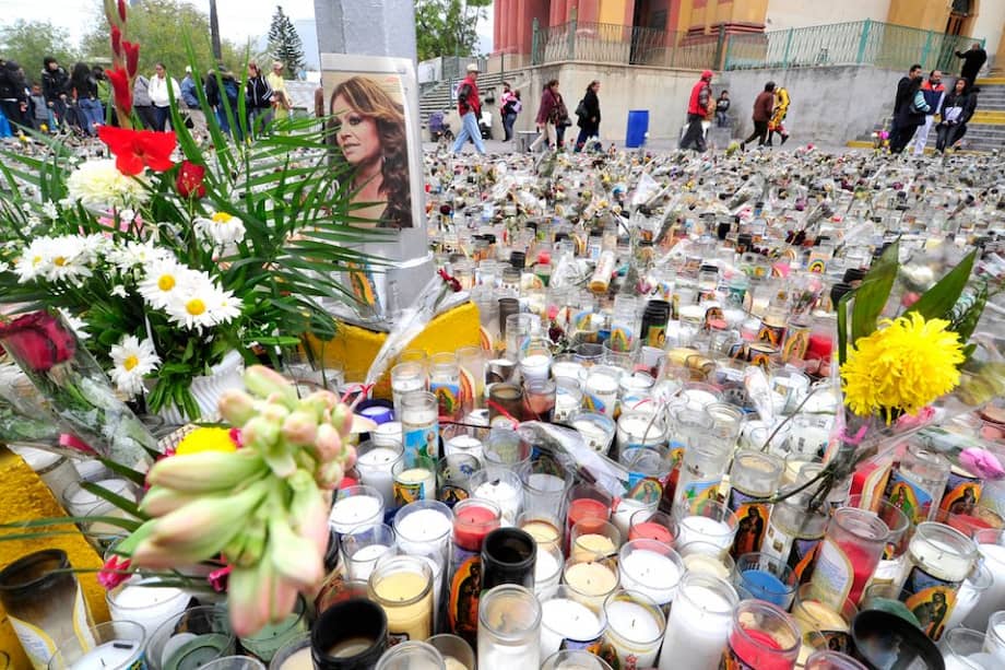 Flores, veladoras y fotografías son colocadas como homenaje a la cantante Jenni Rivera a las afueras de la Basílica de Guadalupe en Monterrey (México). / Efe