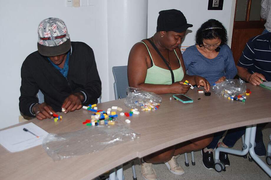 Con herramientas de Lego y con una metodología de juego los participantes construyen sus modelos de negocio. / Agencia de noticias UN