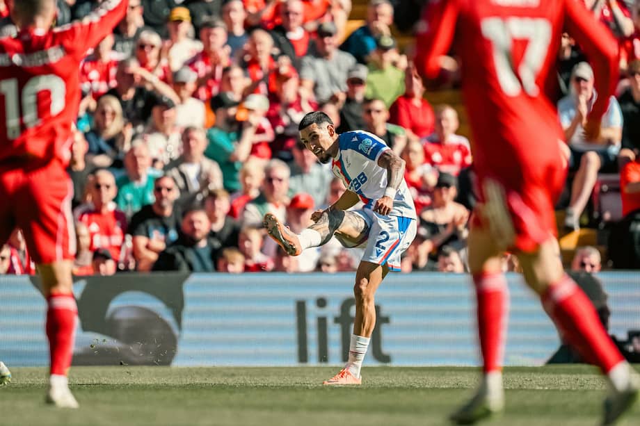 Daniel Muñoz, en la acción que despertó la polémica en la Liga de Inglaterra.