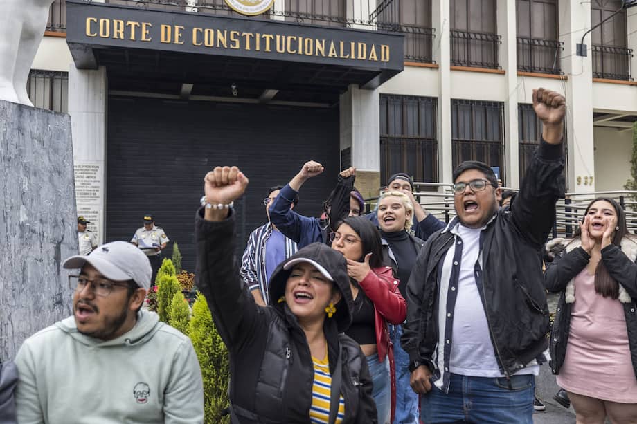 Decenas de personas de organizaciones sociales protestan frente a la Corte de Constitucionalidad de Guatemala para exigir que no se suspendan las elecciones y se continúe a la segunda vuelta que elegirá presidente entre Bernardo Arévalo y Sandra Torres, hoy, en Ciudad de Guatemala (Guatemala).