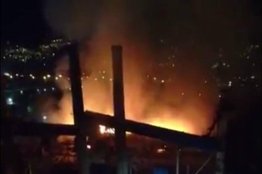 Bomberos de Envigado e Itagüí controlan incendio en planta de Cristalería Peldar