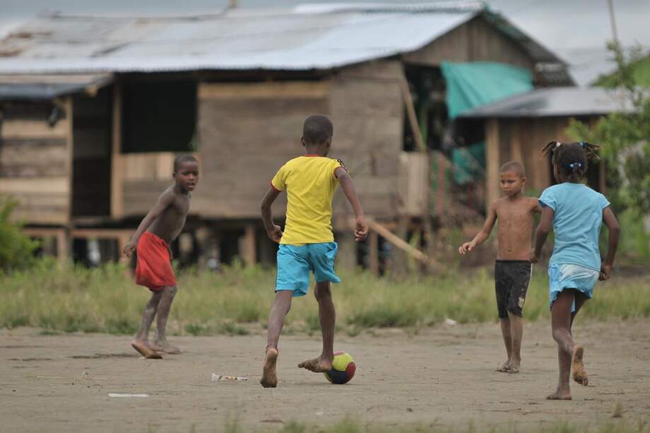 Descalzos, así es como entrenan los niños futbolistas del Chocó, los mismos que sueñan con jugar en Europa. / Cristian Garavito