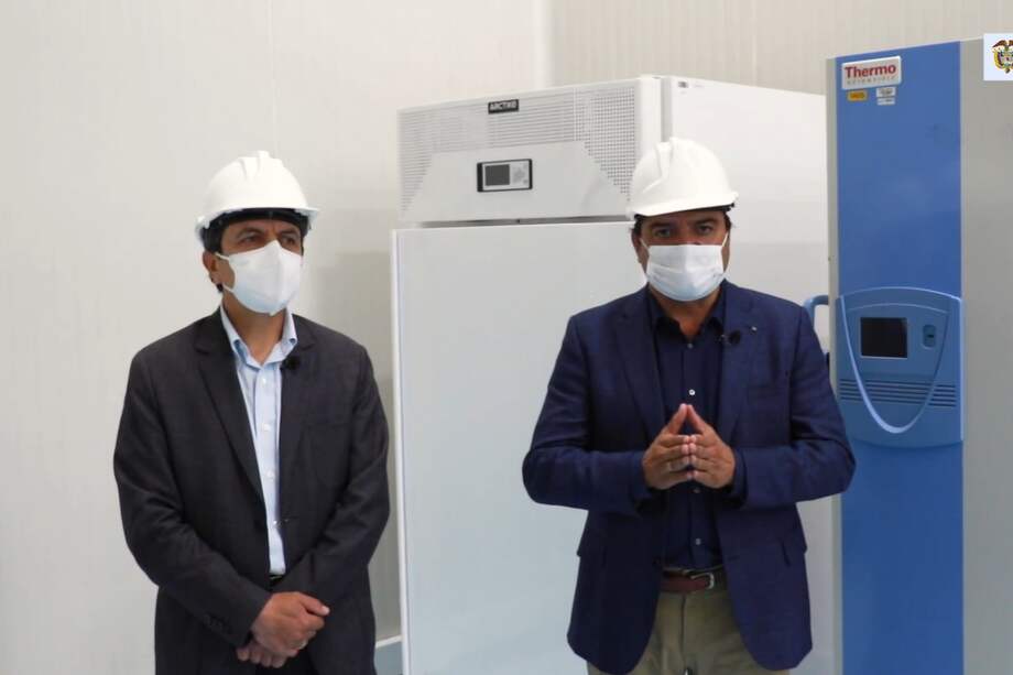 Estos dos equipos de ultracongelación, que tienen una capacidad de hasta -86°C se van a complementar con 44 equipos más que empezarán a llegar la próxima semana.