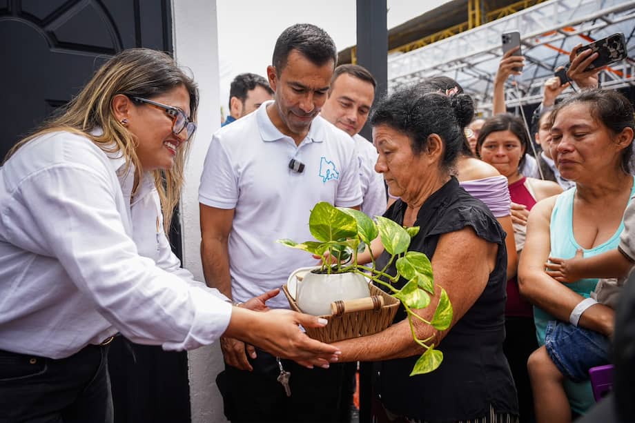 La entrega de la primera casa simboliza una reconstrucción en tiempo récord de dos poblaciones que quedaron reducidas a escombros.