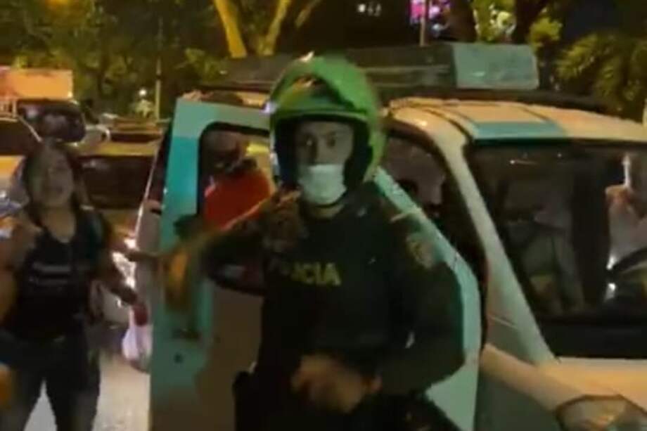 Momentos en el que intentan golpear al uniformado.