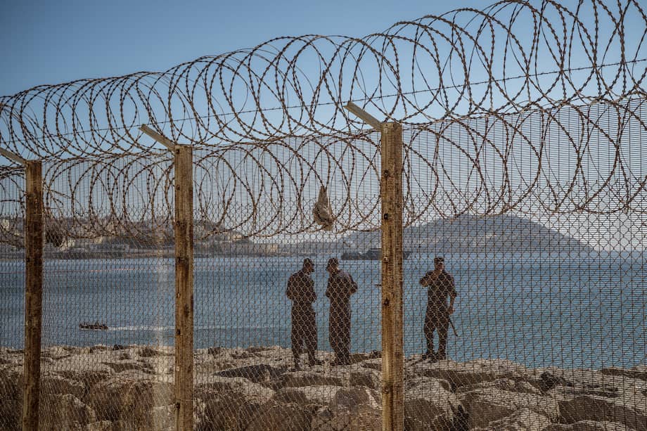 Guardias fronterizos y barcos marroquíes patrullan la costa en la frontera con España en Fnideq, Marruecos, este mes.