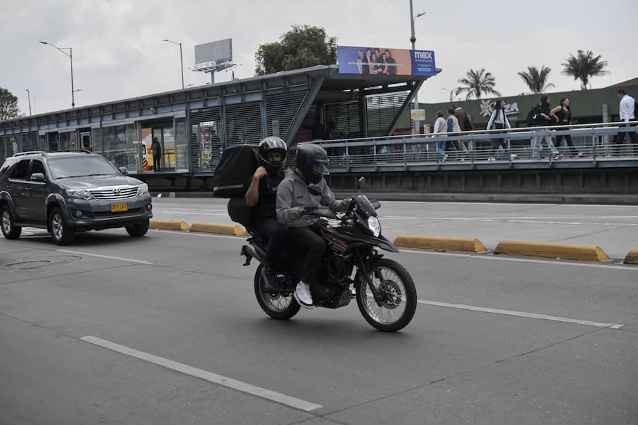 Según el artículo 68 de la Ley 769 de 2002, en vías de un solo sentido con carriles diferenciados por velocidad, cada vehículo debe circular por el carril que le corresponde de acuerdo con su marcha.